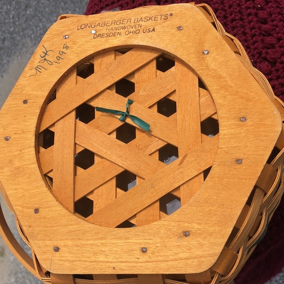 1997 Snowflake Basket w Lid - Picture 3 of 3